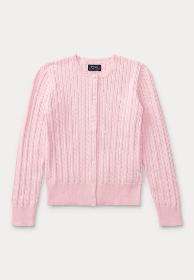 Cardigan de malha rosa com padrão texturizado, gola redonda, mangas longas e fecho com botões. Apresenta bainha canelada e pequeno detalhe de logotipo.