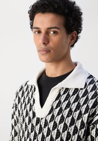 Scotch & Soda TEXTURED DROPPED SHOULDER LONG SLEEVE POLO - Striktrøje - white