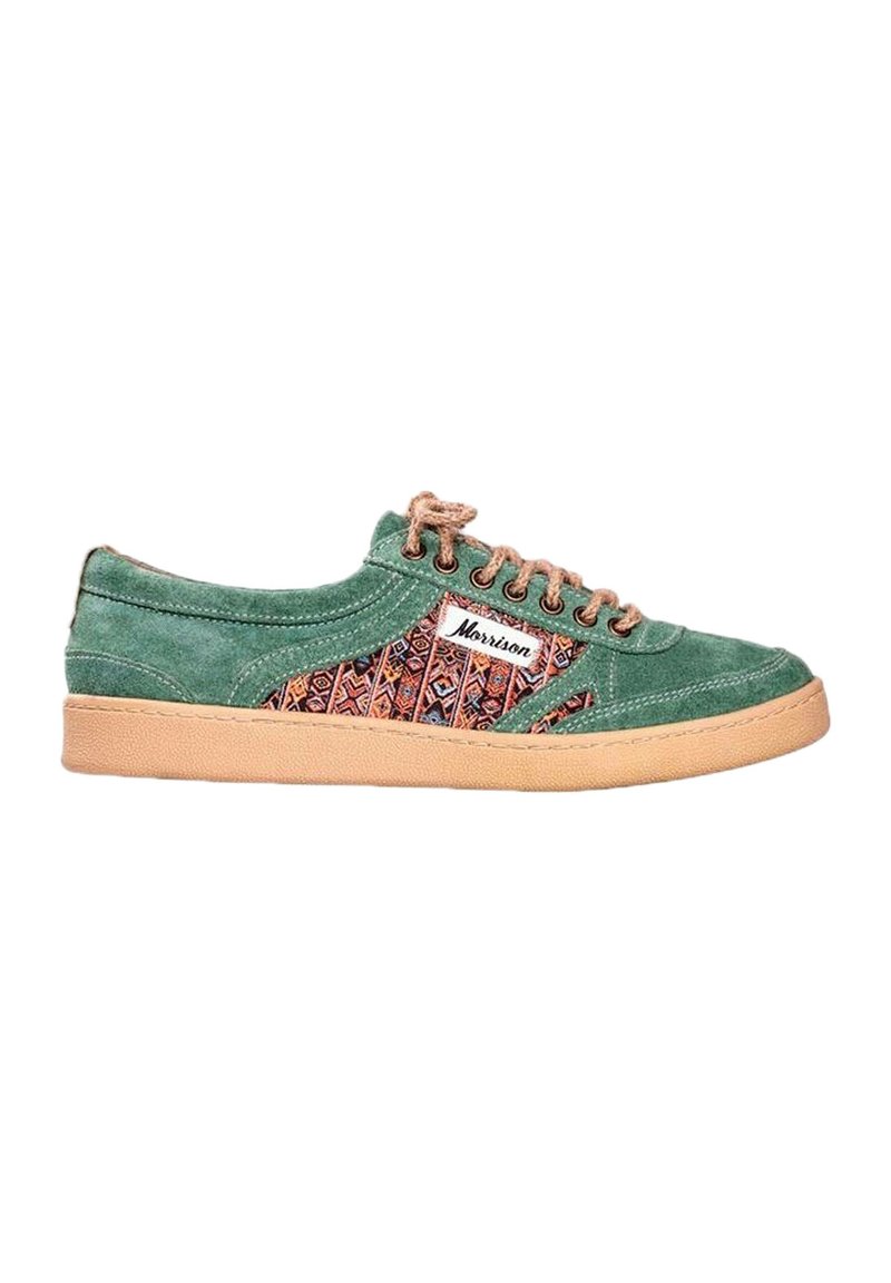 Zapatillas de ante verdes con un panel de tela estampada en tonos de naranja y azul. Presenta suela de goma color claro y cordones marrones. Etiqueta del logo visible.