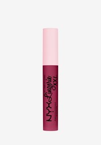 NYX Lingerie XXL läppprodukt i en glansig, rund tube; rosa lock och djup rosa kropp med svart text och designelement.
