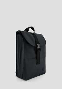 Zaino nero realizzato in materiale resistente; presenta un'apertura a ribalta, una tracolla regolabile e una tasca frontale con un semplice logo nell'angolo in basso.