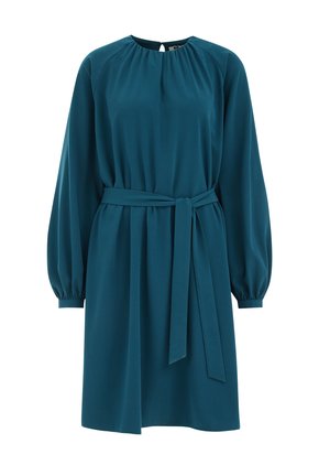 Türkis kleit, mis on valmistatud pehmest kangast, ümarate avadega kaeluse, pikkade puffvarrukate, kogutud rinnaosa ja sobiva kangast vööga taljes.