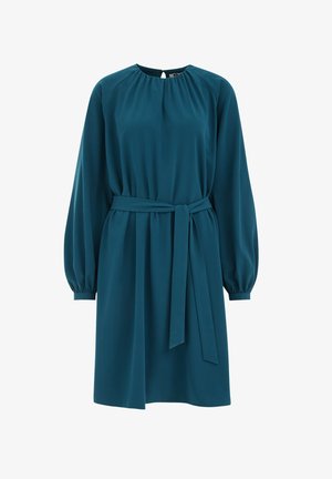 Türkis kleit, mis on valmistatud pehmest kangast, ümarate avadega kaeluse, pikkade puffvarrukate, kogutud rinnaosa ja sobiva kangast vööga taljes.