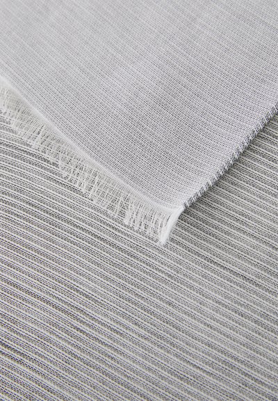 Heled hall hall tekstuuriga kanga, millel on peen triibuline muster. Servades on õrnad friteerimise detailid. Silmadega peenelt kootud ja sujuv tekstuur.