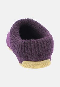 Lila stickad toffel med en mjuk textur, rundad bakdel och gummisula som har ett mönstrat grepp för stabilitet.