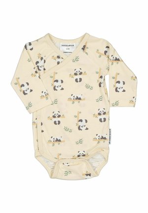 Cremefarvet baby bodystocking med lange ærmer, trykknapper og et mønster af legesyge pandaer på bambusgrene med grønne blade.