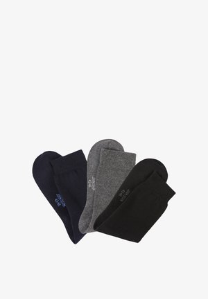 Vier Paar Knöchelsocken in Marineblau, Schwarz und Grau aus weichem Stoff. Jedes Paar hat ein kleines Logo am Bündchen.