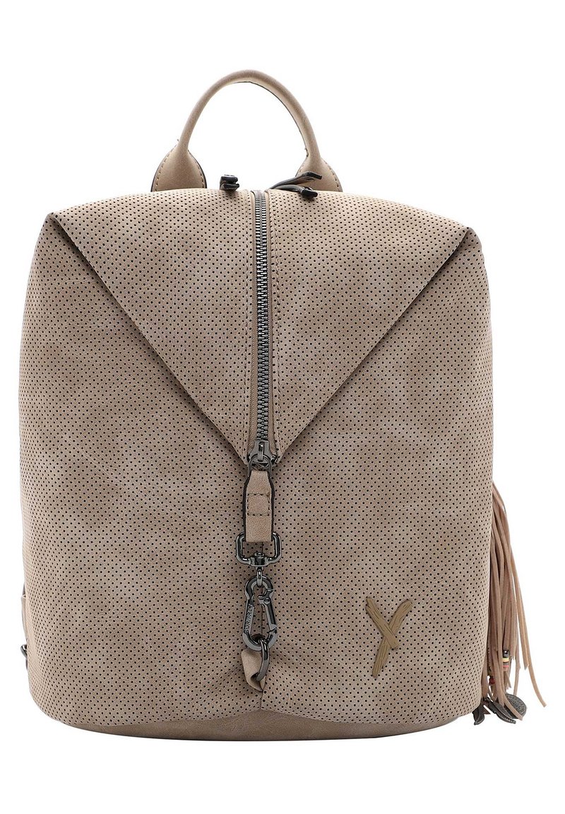 Zaino in pelle beige perforata con una patta triangolare, zip centrale e frange decorative su un lato. Presenta una maniglia superiore e un logo discreto.