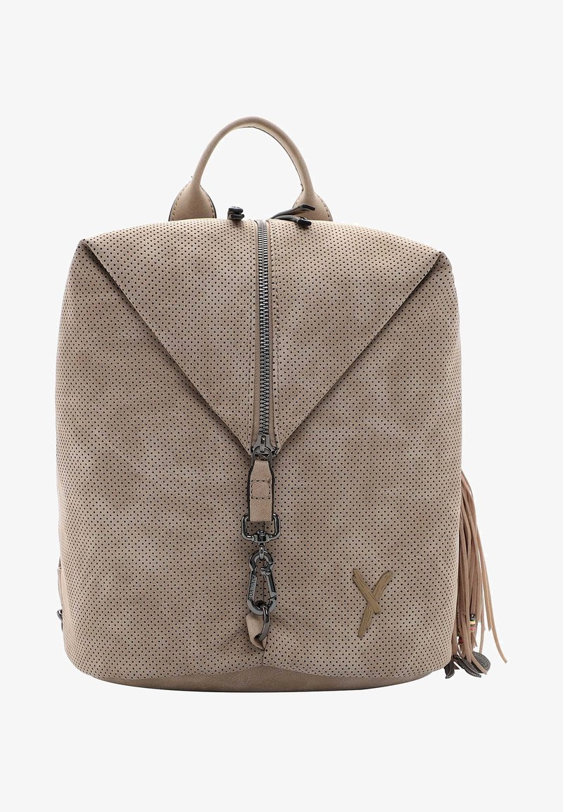 Zaino in pelle beige perforata con una patta triangolare, zip centrale e frange decorative su un lato. Presenta una maniglia superiore e un logo discreto.