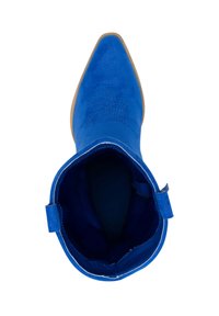 Botín azul de ante hasta el tobillo con punta afilada, que presenta una textura suave, forro interior y detalles laterales. El tacón es plano y sencillo.