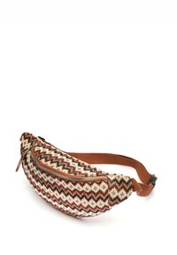 Vävd midjeväska med ett zigzag-mönster i beige, röd och grön. Har en brun tygrem och en ficka framtill med dragkedja.