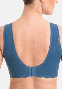 Soutien-gorge en dentelle bleue au dos, avec un design en profondeur, un motif floral texturé et une fermeture par agrafes. Les bords festonnés rehaussent l'apparence générale.