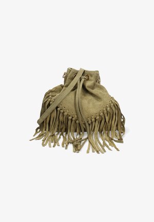Olijfgroene suède tas met franjes, trekkoordsluiting en een schouderband. Zachte textuur en pouch-vorm.