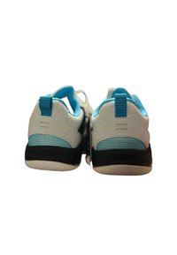 Vita sportskor med blå accenter, en strukturerad meshoverlay och svarta sulor. Funktioner inkluderar en dragflik på hälen och snörningsdesign.