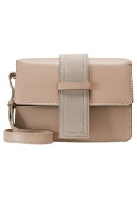 Béžová obdélníková crossbody taška s širokým detailem předního popruhu a prošívanými okraji, obsahující nastavitelný ramenní popruh.