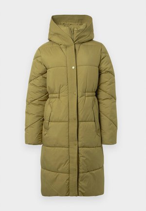 Manteau matelassé vert olive avec une large capuche, des boutons-pression et des poches latérales. Présente une texture côtelée le long de la patte de boutonnage et à la taille.