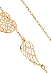Złota naszyjnik z sercem w kształcie serca, ozdobiony skomplikowanym wzorem wycięć oraz wiszącym wisiorkiem w kształcie skrzydła, połączony delikatnym łańcuchem.