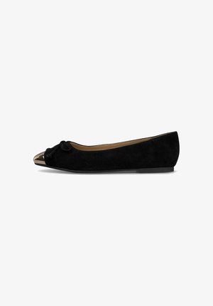 Ballet flat nera in suede con punta a cappuccio metallica lucida e dettaglio a fiocco sul davanti. Suola bassa e piatta e fodera interna liscia.