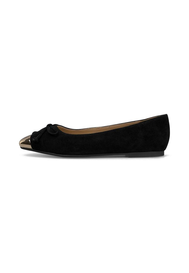 Ballet flat nera in suede con punta a cappuccio metallica lucida e dettaglio a fiocco sul davanti. Suola bassa e piatta e fodera interna liscia.