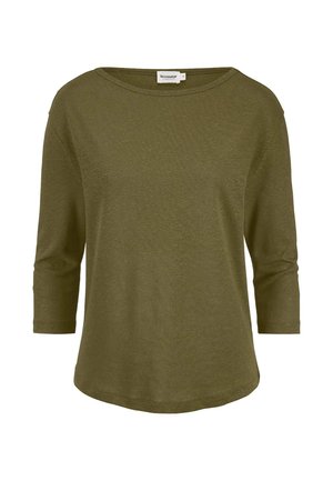 Olijfgroene lange mouwen shirt met ronde halslijn en licht gebogen zoom, label zichtbaar bij de halslijn.