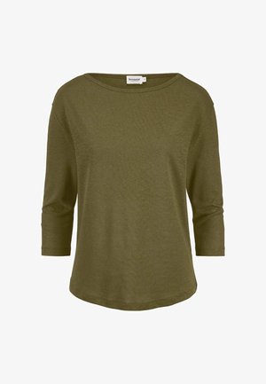 Olijfgroene lange mouwen shirt met ronde halslijn en licht gebogen zoom, label zichtbaar bij de halslijn.