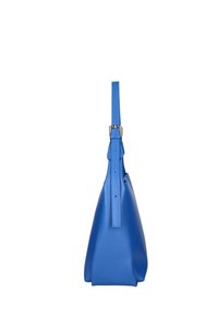 Borsa a mano in pelle blu con forma strutturata, tracolla regolabile e superficie texturizzata. Presenta un fondo piatto per una maggiore stabilità.