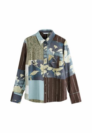 Skjorte med knapper foran, der har et patchwork-design med blomster- og abstrakte mønstre i blå, brune og grønne toner samt en brystlomme.