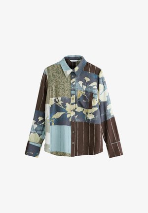 Skjorte med knapper foran, der har et patchwork-design med blomster- og abstrakte mønstre i blå, brune og grønne toner samt en brystlomme.