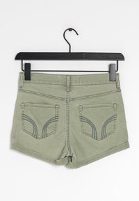 Khaki zelené denimové šortky s vysokým pasem, vybavené dvěma zadními kapsami s obloukovými štepovacími detaily a čistým lemem.