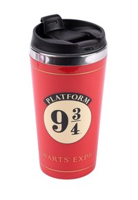 Tazza da viaggio rossa con coperchio nero. Presenta un emblema circolare color crema con il testo "PLATFORM 9¾" e "GWARTS EXPRESS". Texture liscia, bordo lucido.