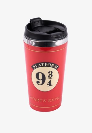 Tazza da viaggio rossa con coperchio nero. Presenta un emblema circolare color crema con il testo "PLATFORM 9¾" e "GWARTS EXPRESS". Texture liscia, bordo lucido.