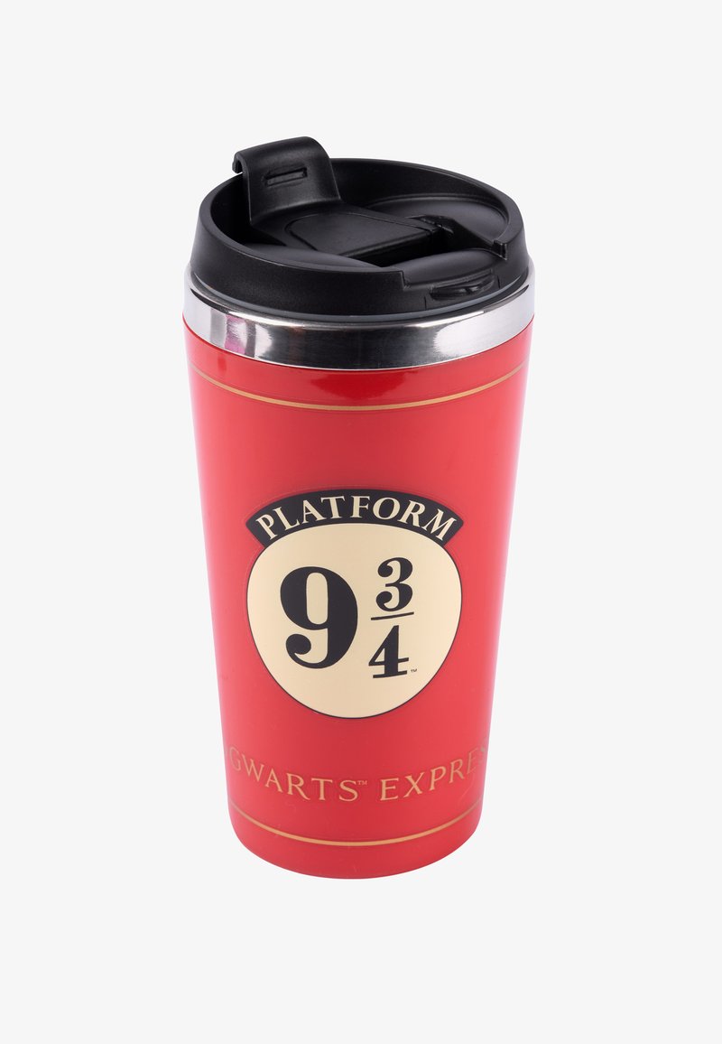 Tazza da viaggio rossa con coperchio nero. Presenta un emblema circolare color crema con il testo "PLATFORM 9¾" e "GWARTS EXPRESS". Texture liscia, bordo lucido.