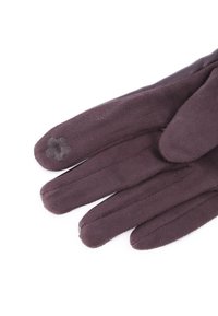 Guanto in suede viola scuro con piccolo ricamo di fiore sul dito indice su sfondo bianco.