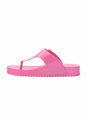 Sandalia de dedo rosa hecha de un material brillante con un diseño de tira T y suela texturizada. Presenta una base plana y ancha para mayor comodidad.