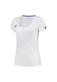 Camiseta atlética blanca con escote redondeado, mangas cortas y acentos azules en los hombros. Fabricada con un tejido suave y transpirable.