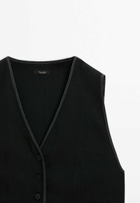 Schwarze Weste mit V-Ausschnitt-Design, ausgestattet mit sechs Knöpfen, weißem Kontrastnähten und glatter Stofftextur. Etiketten sind am Ausschnitt sichtbar.