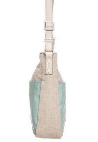 Læder- og canvas taske med en lys beige krop og mintgrønne accenter; har en skulderrem med en justerbar spænde.