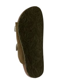 Sandale en suede marron avec deux accents de boucles métalliques et une semelle en caoutchouc texturée présentant un motif de logos et de formes en relief.