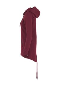 Long sweat à capuche bordeaux avec poche avant, poignets côtelés, capuche fixée et ourlet arrière allongé avec cordons, vu de côté.