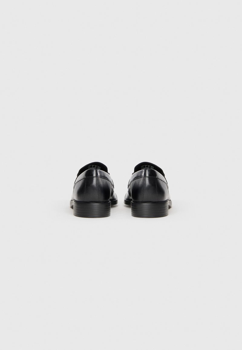 Zwarte leren schoenen met een gladde textuur, ronde neus en lage hakken. Voorzien van een minimalistisch ontwerp en geen zichtbare decoratieve accenten.
