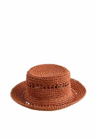 Sombrero de ganchillo en color óxido con una corona plana y redonda y un ala ancha que se inclina hacia abajo. Presenta un detalle de tejido abierto para añadir textura.