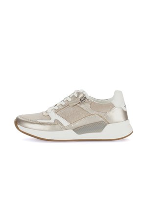 Baskets beiges métalliques avec un mélange de matériaux lisses et texturés, fermeture à lacets, et une semelle contrastante blanche et gomme.