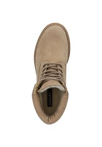 Stivale alla caviglia in suede tan con punta rotonda, cuciture a contrasto color tan, lacci bicolore e linguetta con logo. Fodera interna morbida.