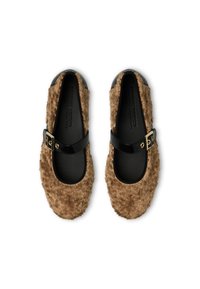 Scarpe Mary Jane in pelliccia marrone con una fibbia nera lucida e oro. Parte superiore testurizzata, fodera interna liscia e design a punta arrotondata.