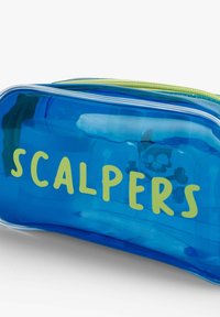 Neceser cosmético transparente de color azul con el texto amarillo "SCALPERS". Presenta un cierre verde y bordes redondeados. El material parece brillante y suave.