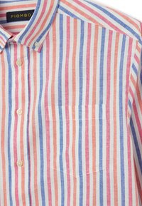 Camisa de botones a rayas en tonos rojos, azules y blancos. Con cuello, botones blancos y un bolsillo en el pecho izquierdo. Tejido texturizado.