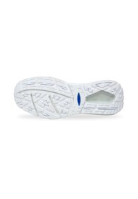 Weiße Sportschuhsohle mit strukturiertem Gummi, ausgestattet mit einem Profilmuster aus kantigen Formen und einem blauen Logo im Bereich des Fußgewölbes.