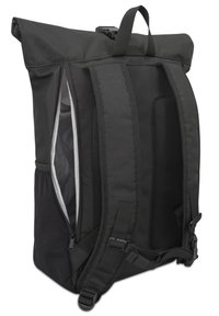 Zaino roll-top nero con spallacci imbottiti, tasche laterali e una fodera interna liscia. Caratterizzato da un tessuto resistente e spallacci regolabili per il massimo comfort.