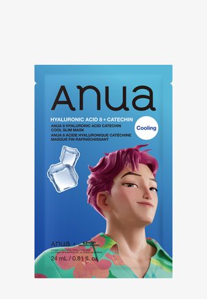 Emballage de masque facial avec un fond bleu présentant une personne animée confiante aux cheveux roses, des glaçons et un texte mettant en avant l'acide hyaluronique et l'effet rafraîchissant.