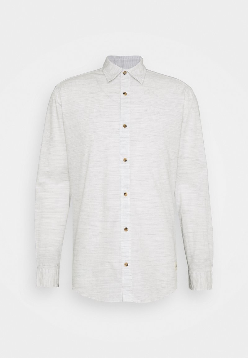 Chemise blanche à manches longues avec col et tissu légèrement texturé, présentée sur fond clair uni.